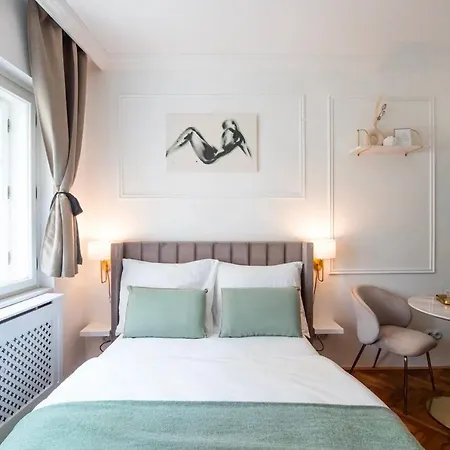 A Serene Flat In A Castle! *