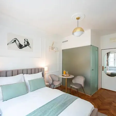 아파트 A Serene Flat In A Castle! 프라하